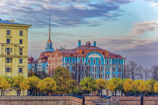 St.Petersburg, Rusya Federasyonu - 17 Ekim 2018: Barok tarzı bina eski şehir okul binasının Peter büyük mimar A.I.Dmitriev tarafından (1910-1912). Şimdi askeri deniz üniversite tarafından Nakhimov adı.