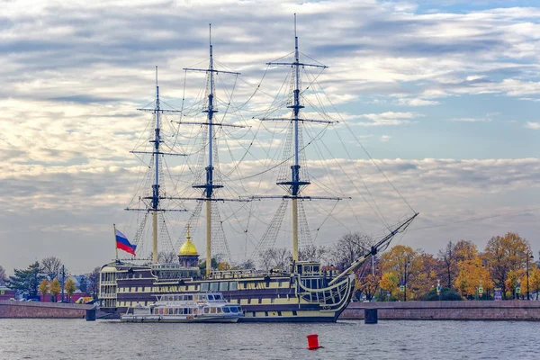 Saint-Petersburg, Rusya-17 Ekim 2018: Şimdi Nehri Neva, Saint-Petersburg Petrovskaya çıkabilir üzerinde yerleştirilmiş bir restoran olarak hizmet veren bir eski Blagodat ('Grace') Fırkateyn.