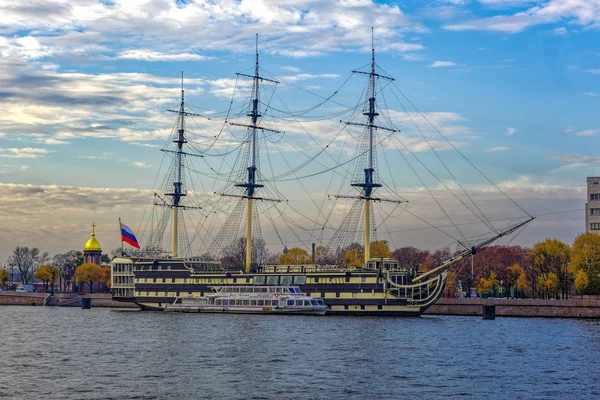 Saint-Petersburg, Rusya-17 Ekim 2018: Şimdi Nehri Neva, Saint-Petersburg Petrovskaya çıkabilir üzerinde yerleştirilmiş bir restoran olarak hizmet veren bir eski Blagodat ('Grace') Fırkateyn.