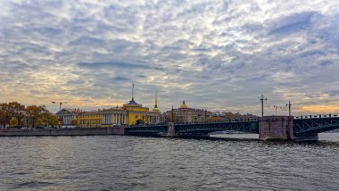 Saint-Petersburg Admiralty arka plan üzerinde ile Neva nehri geçip Palace Bridge (Dvortsoviy en).