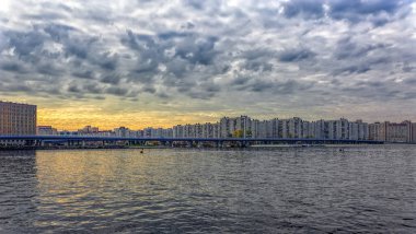 Vasilyevsky Adası bankalar sonbahar Panoraması. Saint-Petersburg, Rusya Federasyonu.