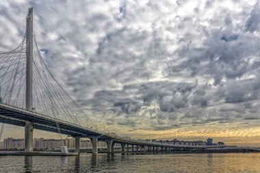 Neva Nehri ve Saint-Petersburg, Rusya Federasyonu Finlandiya Körfezi kıyısında üzerinde Askılı köprü.