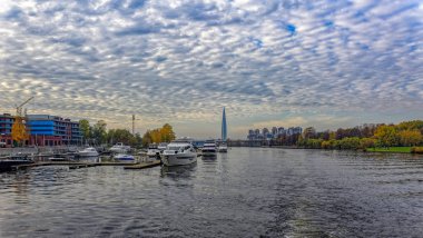 Yat ve nehir tekne Krestovsky Adası iskeleye demirlemiş. Saint-Petersburg, Rusya Federasyonu.