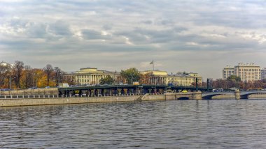 Ushakovskaya Kavşağı ile Bolshaya Nevka köprüden Ushakovsky. Saint-Petersburg, Rusya Federasyonu.