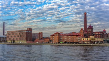 Vyborgskaya dolgu üzerinde eski iplik iplik fabrikası'nın eski kırmızı tuğla bina. Saint-Petersburg, Rusya Federasyonu.