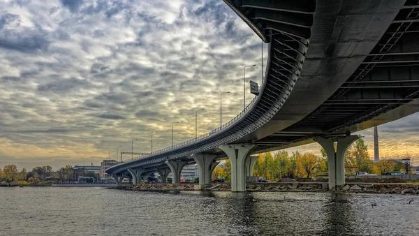 Parte centrale del nuovo ponte di Bettencourt attraverso il fiume Malaya Neva a San Pietroburgo, Russia . — Foto Stock