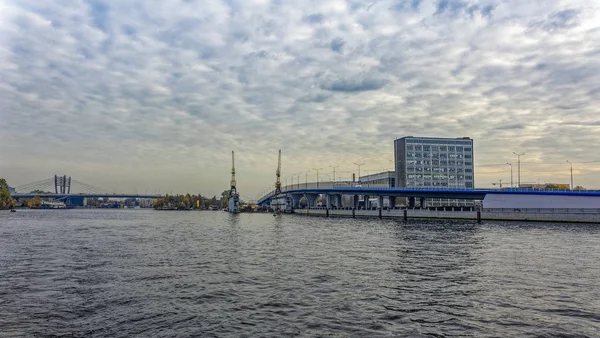 El Embankment Makarov de la isla Vasilyevsky. San Petersburgo, Rusia . — Foto de Stock