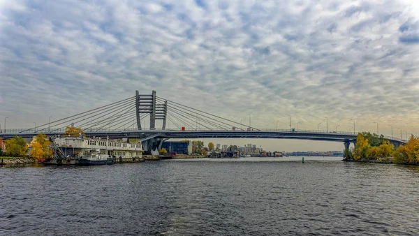 Centraal in nieuwe Bettencourt brug over de rivier de Neva Malaya in Sint-Petersburg, Rusland. — Stockfoto