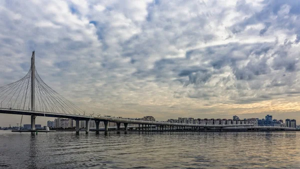 Neva Nehri ve Saint-Petersburg, Rusya Federasyonu Finlandiya Körfezi kıyısında üzerinde Askılı köprü.