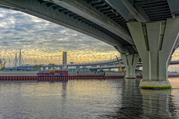 Schrägseilbrücke über den Fluss Newa und die Küste des Finnischen Golfs in Saint-petersburg, Russland. — Stockfoto