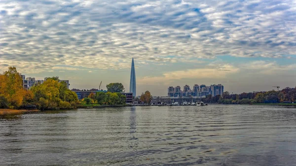 Algemeen beeld van de Srednyaya Nevka rivier kustlijn en embankment het platform. Sint-Petersburg, Rusland. — Stockfoto