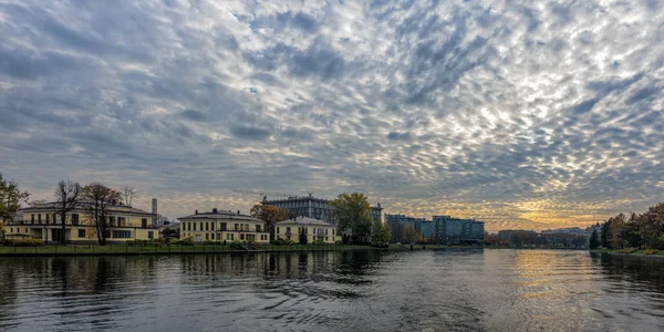 Vista geral da costa do rio Srednyaya Nevka e arquitetura de aterros. São Petersburgo, Rússia . — Fotografia de Stock