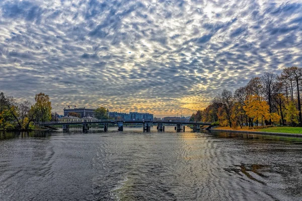 Widok ogólny Srednyaya Nevka linii brzegowej rzeki i 1 most Elagin w jesieni. Saint-Petersburg, Federacja Rosyjska. — Zdjęcie stockowe