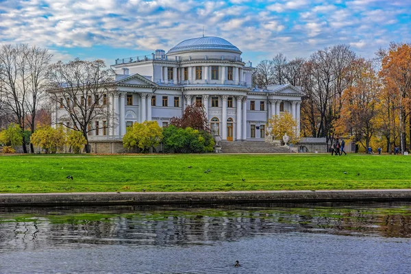 Elagin Palace na nábřeží řeky Srednyaya Nevka. Elagin ostrov, Saint-Petersburg, Rusko. — Stock fotografie