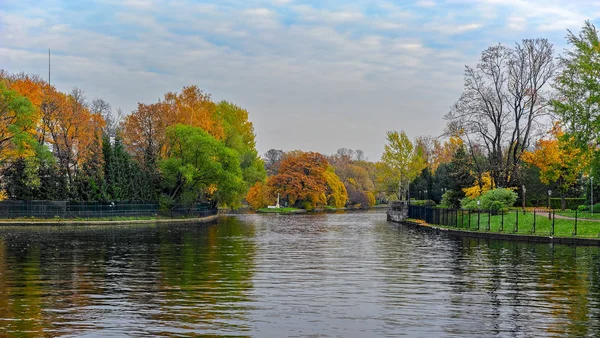 Widok ogólny jesień parku nad brzegiem rzeki Krestovka. Saint-Petersburg, Federacja Rosyjska. — Zdjęcie stockowe
