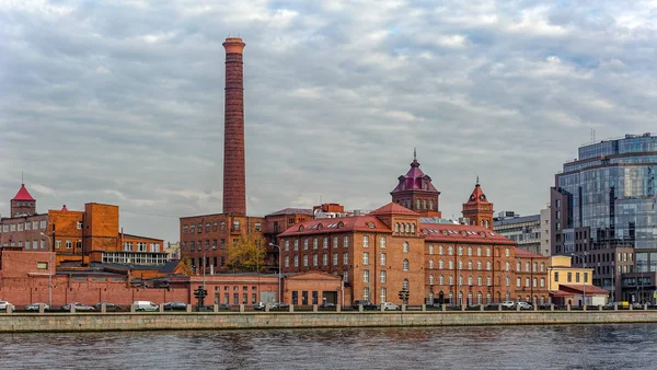 Stará červená cihlová budova bývalé továrny podproces spřádání na Vyborgskaya nábřeží. Saint-Petersburg, Rusko. — Stock fotografie
