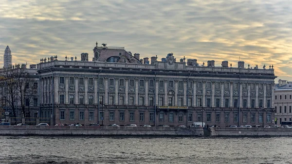 Embankment facade of the Larger Marble Palace on the Neva river embankment. Saint-Petersburg, Russia. — Stock Photo, Image