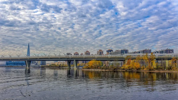 Ponte de cabo sobre o rio Neva e a costa do Golfo da Finlândia em São Petersburgo, Rússia . — Fotografia de Stock