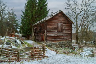 Taş üzerinde reçine Emili günlükleri yapılmış geleneksel ahşap ahır 