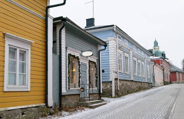 Şehir Porvoo eski bölümünde sokak görünümü bir bulutlu kazanmak