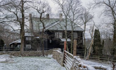 Skanlar içinde reçine Emili günlükleri yapılmış geleneksel ahşap ev