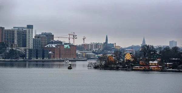 Stockholms winterliches Stadtbild aus einer Bucht an der Ostsee. — Stockfoto
