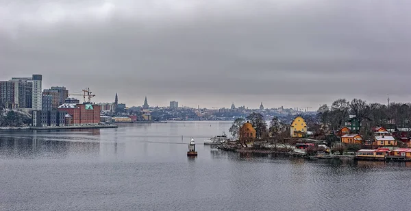 Stockholm paysage urbain d'hiver d'une baie de la mer Baltique . — Photo