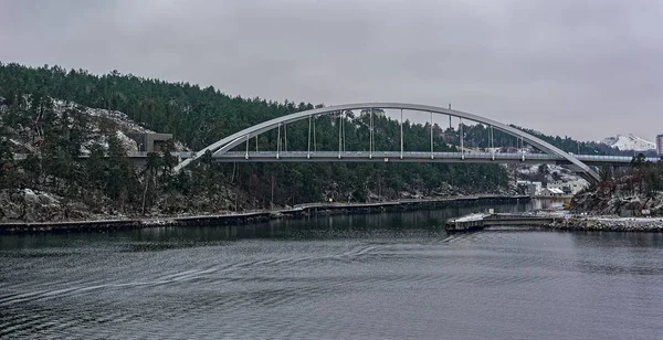 Svindersviksbron (Ponte Svindersviken) no inverno. Nacka, Suécia — Fotografia de Stock