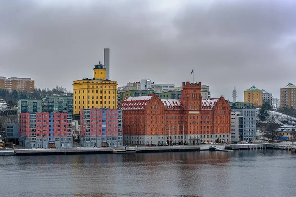 Pittoreske gebouwen aan waterkant van saltsjon bay in stockholm — Stockfoto