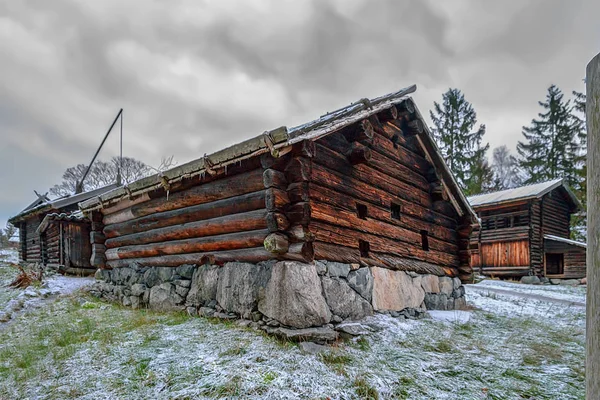 Tradycyjna drewniana stodoła z logów impregnowanych żywicą na kamieniu — Zdjęcie stockowe