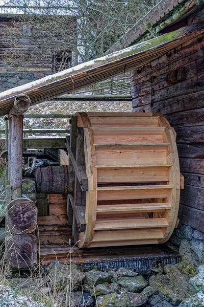 Trä hjul i ett gammalt vattenverk i frilufts museet Skansen. Stockholm, Sverige. — Stockfoto