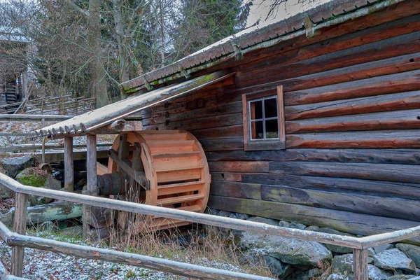 Старий дерев'яний будинок з водяним турбіною в Скансен (бра) — стокове фото