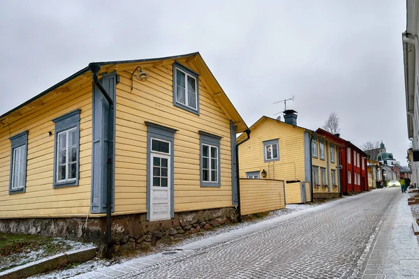 Gatuvy i den gamla delen av staden Borgå på en mulen seger — Stockfoto