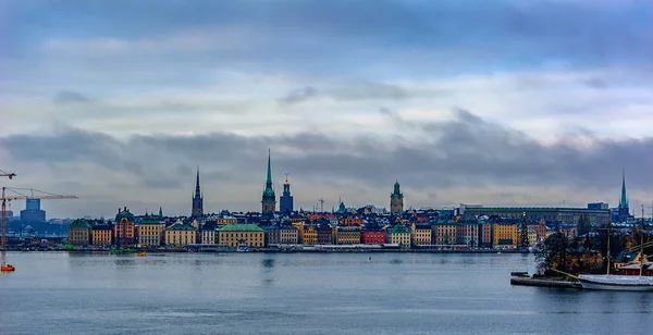 Morning View van Stockholm uit de zee in de winter, Zweden. — Stockfoto