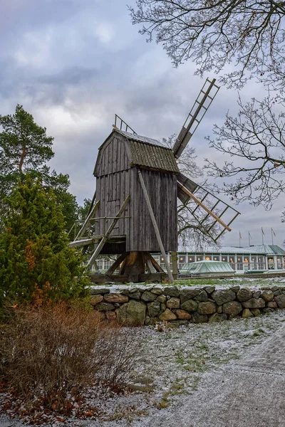 Starý dřevěný větrný mlýn v zimě. Stockholm, Švédsko. — Stock fotografie