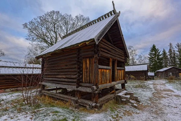 Традиційні дерев'яні сарай з смол просоченої журнали в Skanse — стокове фото