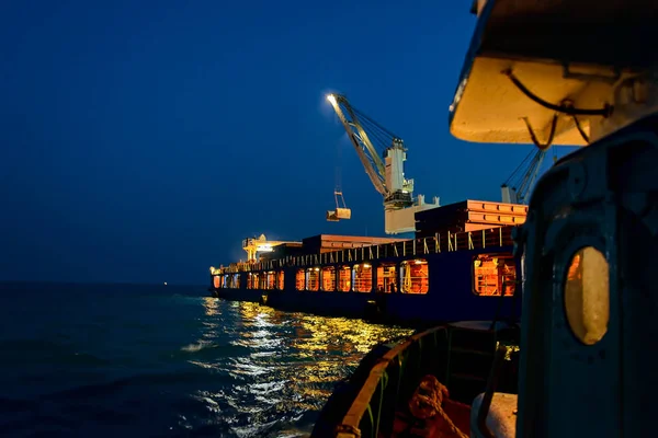 Éjszakai rakodási nagy anya-tenger ömlesztett szállító hajó Bauxite timsó — Stock Fotó