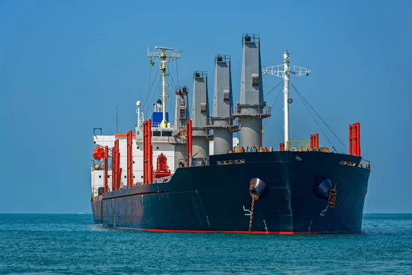 Bulk ore carrier vessel is awaiting loading of bauxite ore at ou — Stock Photo, Image