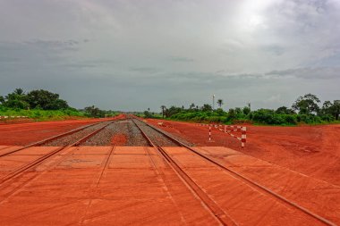 Kırmızı topraklar Gine kırsal yol ve demiryolu kavşak b