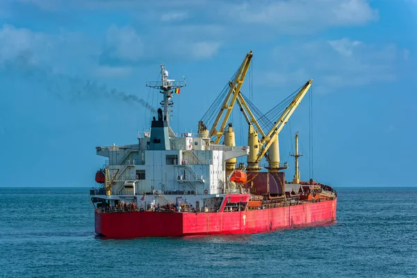 Navio de transporte de minério grande está aguardando o carregamento de minério de bauxita fora — Fotografia de Stock