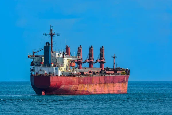 Navio de transporte de minério grande está aguardando o carregamento de minério de bauxita fora — Fotografia de Stock