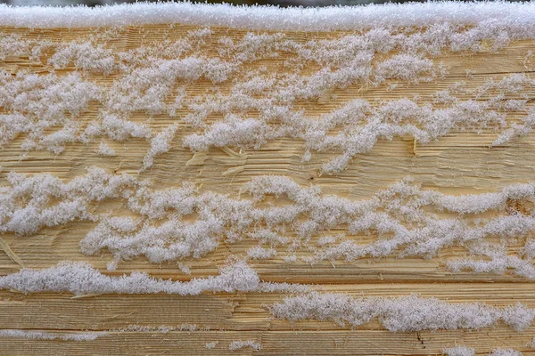 Texture fraîche de bois naturel avec flocons de neige dessus . — Photo