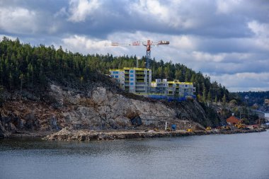 Stockholm yakınlarındaki sahilde inşaat ekipmanları, İsveç.