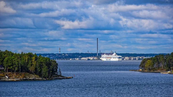 Ferry-ship Silja Sérénade de Silja Line navigue à travers le Stockh — Photo