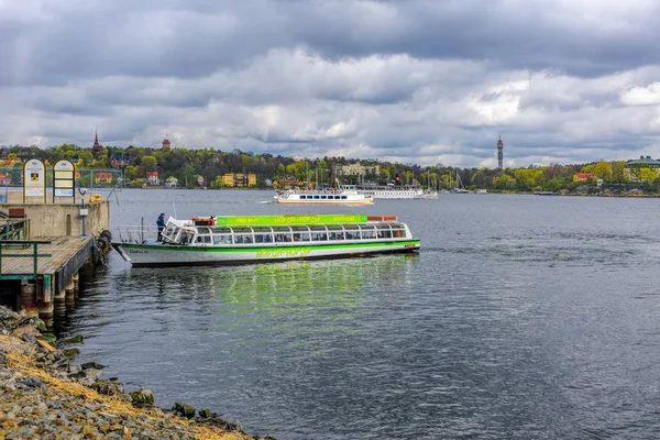 Barcos turísticos em andamento perto do cais de ferry Masthamnen em Stockho — Fotografia de Stock