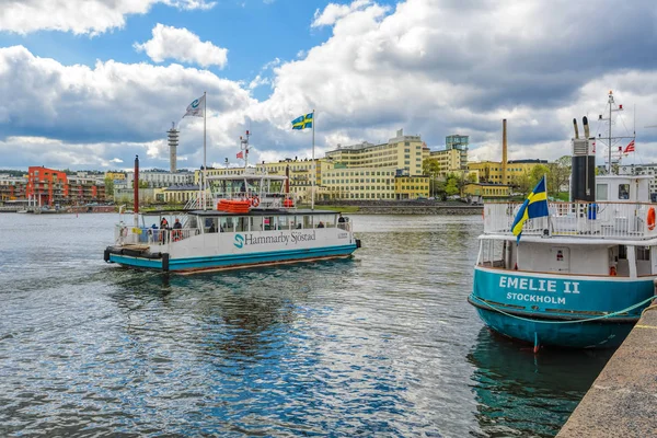 Kleine passagiersveerboot lisen met gewone mensen aan boord Transp — Stockfoto