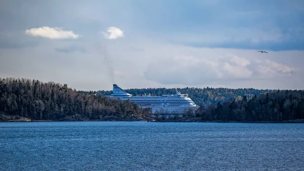 Ferry schip Silja Serenade van Silja Line vaart door de Stockh — Stockfoto