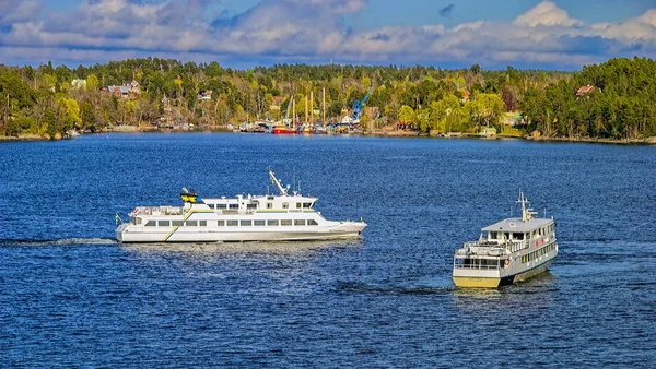 Boat traffic in Stockholm archipelago. Water transport has an in — Stock Photo, Image