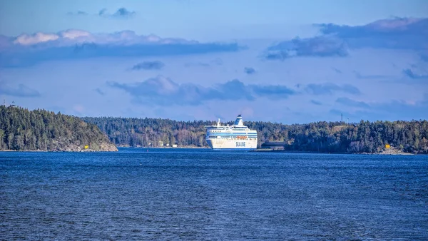 Ferry ship Baltic Princess sails through the Stockholm Archipela — Stock Photo, Image