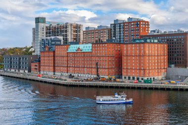 Küçük bir mavi ve beyaz feribot, şehrin toplu taşıma 